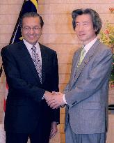 Mahathir talks with Koizumi
